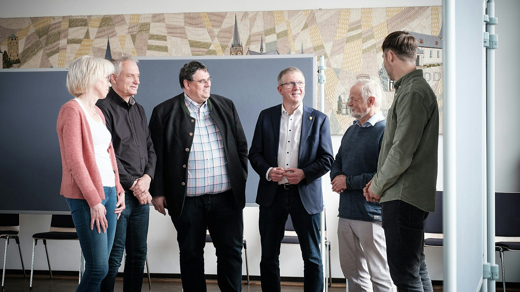 Der Bornheimer Stadtsport-Verband e.V. (BSV) lud am Samstag, 11. März 2023, zum ersten „Tag des Sports“ in den Ratssaal des Bornheimer Rathauses ein. V.l.: Alexandra Schwarz, Willi Over (beide Stadt Bornheim), Christoph Becker, Michael Söllheim, Jochen Bauer, Dennis Baufeld; Foto: Martin Magunia; alle Rechte vorbehalten