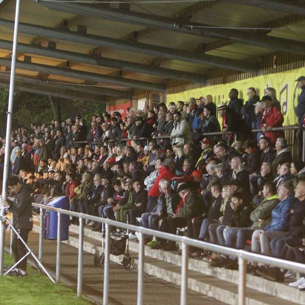 Die Zuschauertribüne im Stadion des FC Hennef 05 ist gut gefüllt.