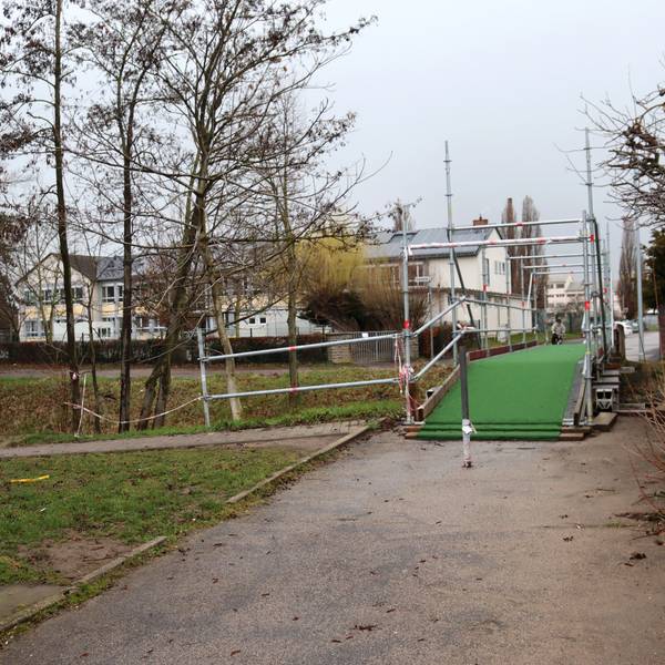Die Fußgängerbrücke vor der Grundschule, hier das Provisorium