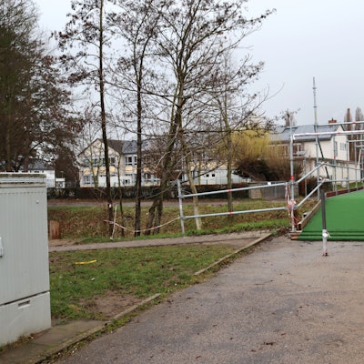 Die Fußgängerbrücke vor der Grundschule, hier das Provisorium