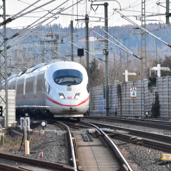 ICE fährt in den Bahnhof Siegburg/Bonn ein.