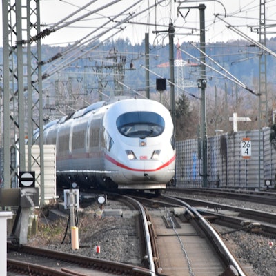 Ein ICE-Zug fährt in den Bahnhof Siegburg/Bonn ein.