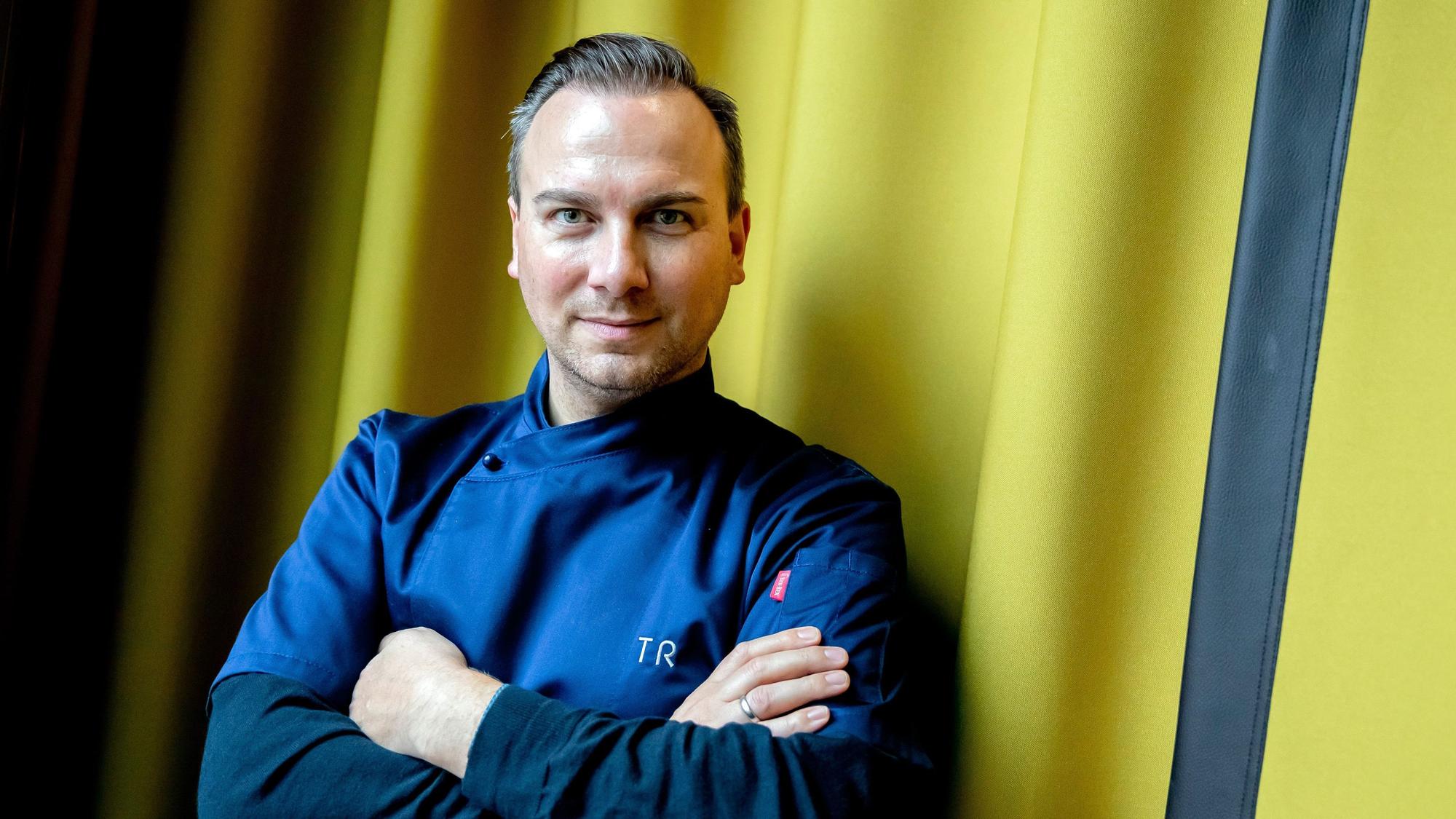 Tim Raue hilft am Dienstagabend erstmal in seinem neuen Format auf RTL kriselnden Gastronomen unter die Arme.