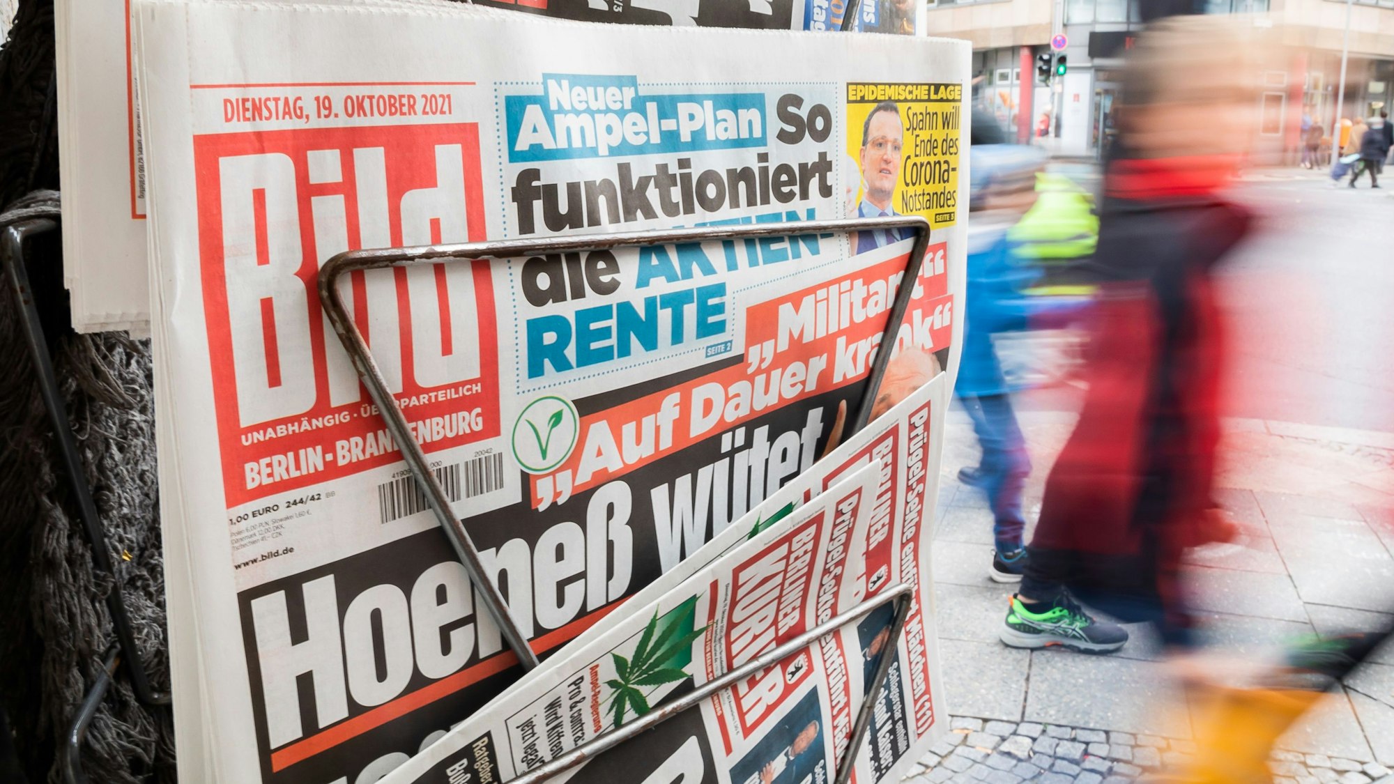 Die Boulevardzeitung „Bild“ wird an einem Kiosk zum Verkauf angeboten.
