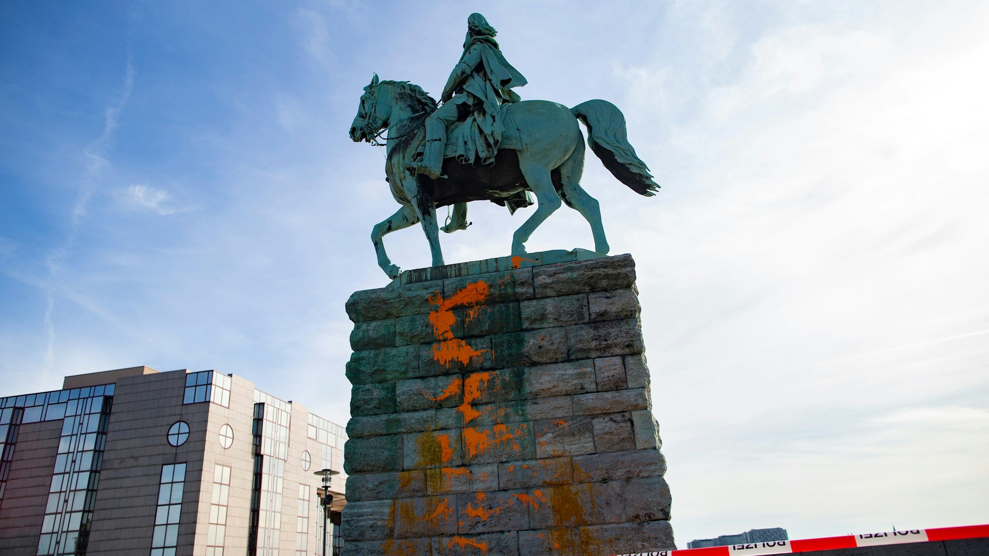 Aktivisten der ‚Letzten Generation‘ beschmierten am Donnerstag das Kaiser-Wilhelm-Denkmal in Köln.