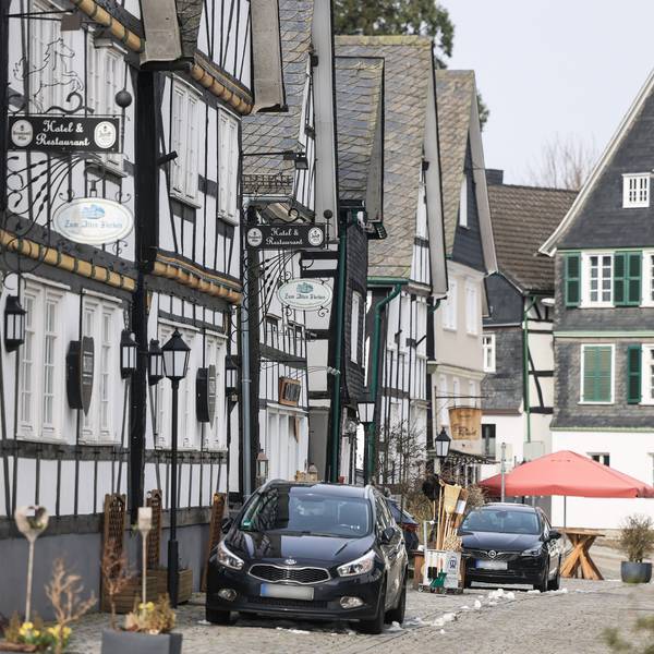 Freudenberg in Nordrhein-Westfalen: Fachwerkhäuser und Autos sind in der Altstadt zu sehen. Die Familien der mutmaßlichen Täterinnen haben den Ort inzwischen verlassen.