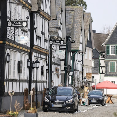 Fachwerkhäuser und Autos in der Altstadt von Freudenberg. Am Mittwoch findet hier eine Trauerfeier in der Kirche statt.