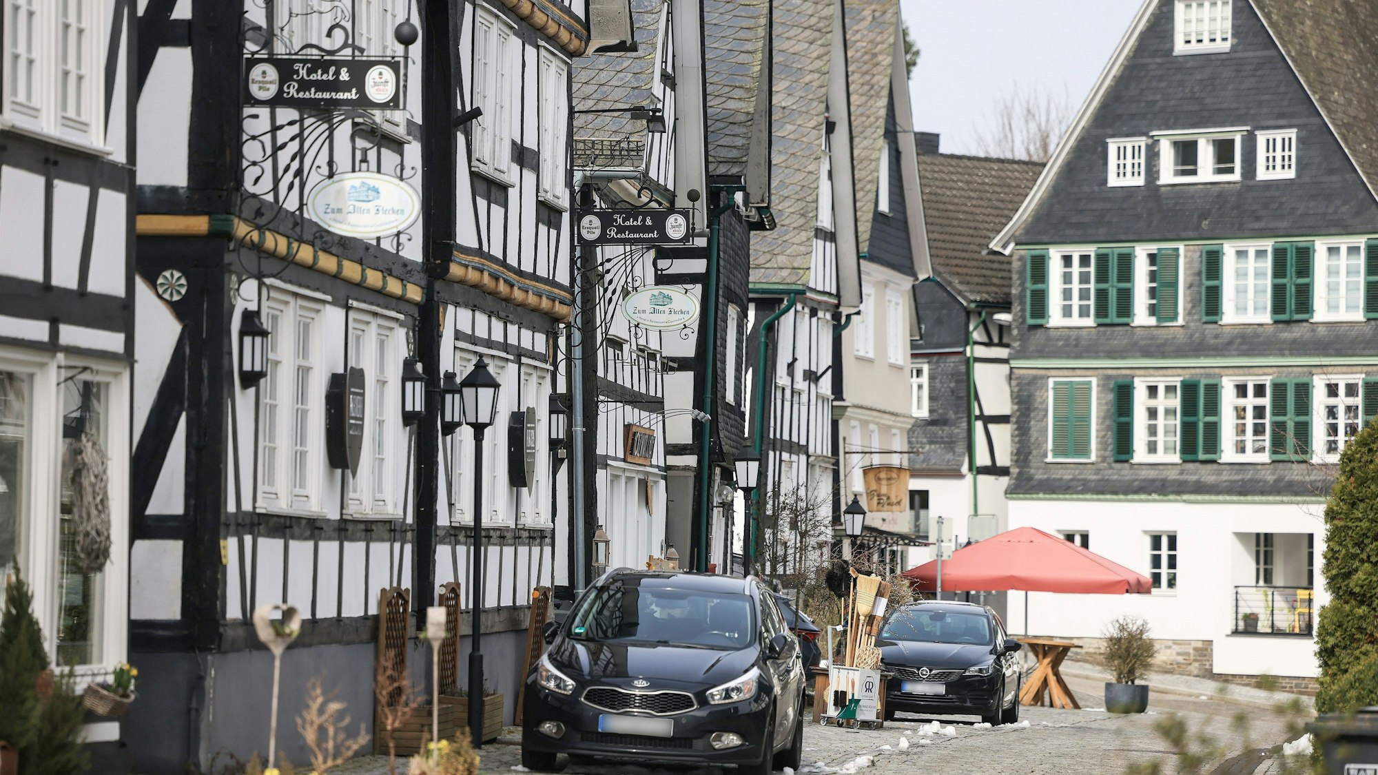 Fachwerkhäuser und Autos in der Altstadt von Freudenberg. Am Mittwoch findet hier eine Trauerfeier in der Kirche statt.