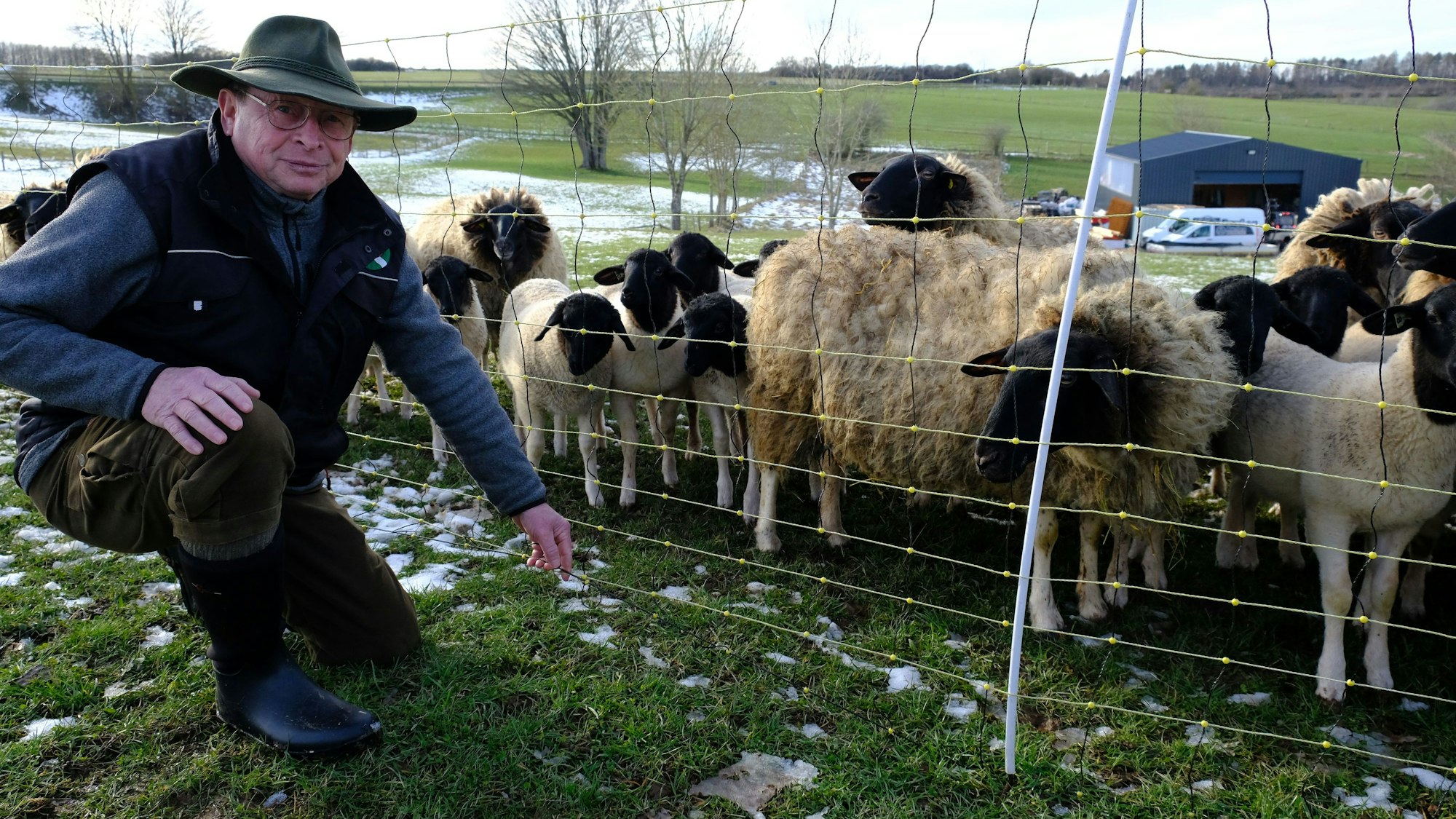 Schafhalter Hermann Vogt aus Schleiden-Morsbach mit seinen Rhönschafen.