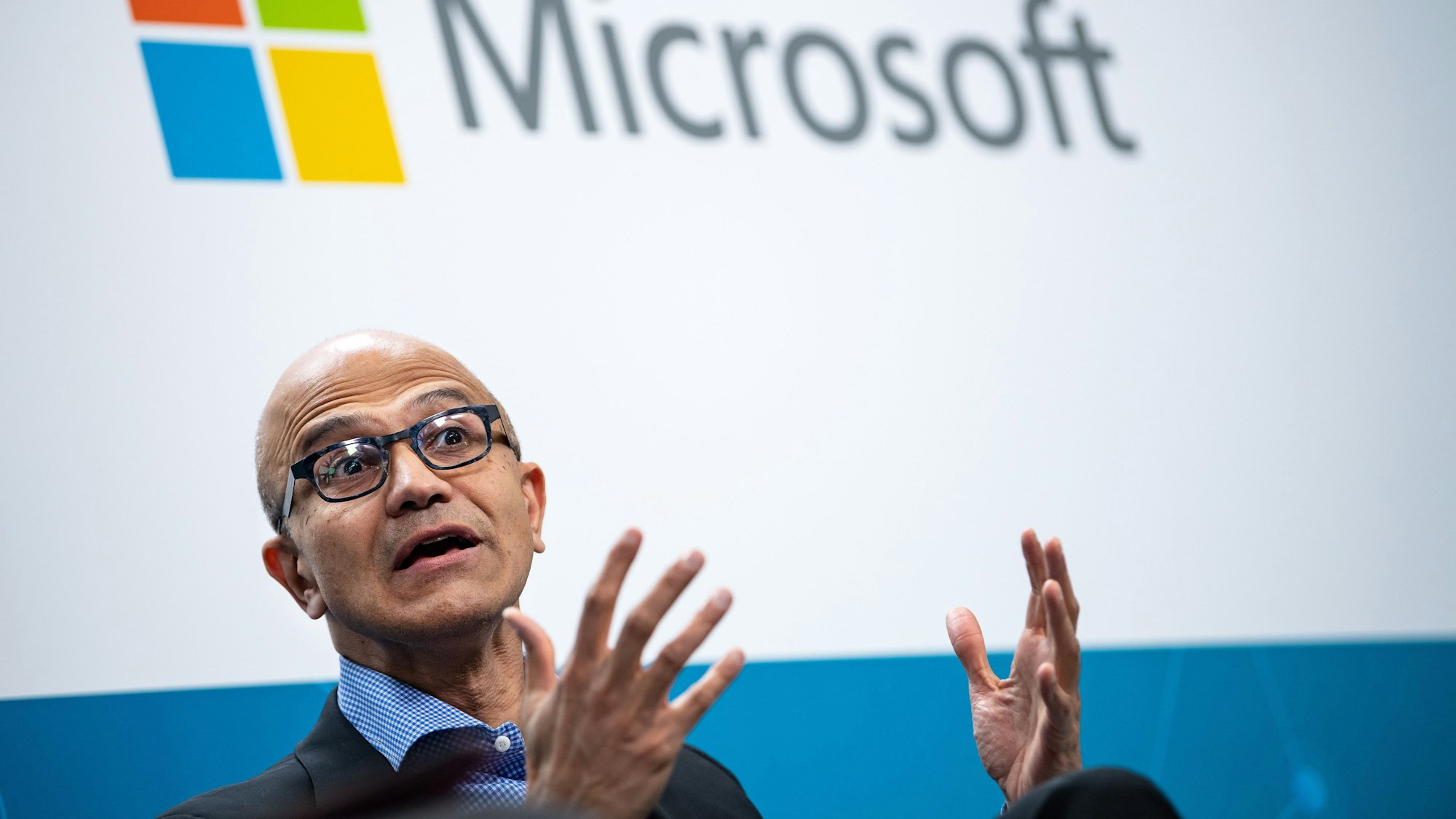 Satya Nadella, CEO von Microsoft, sitzt anlässlich eines gemeinsamen Presse-Gesprächs mit dem Vorstandsvorsitzenden von Volkswagen im Volkswagen Digital Lab in Friedrichshain.