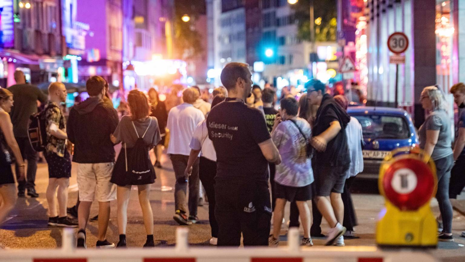 Zahlreiche junge Menschen stehen nachts auf der Schaafenstraße.