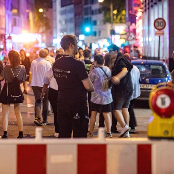 Zahlreiche junge Menschen stehen nachts auf der Schaafenstraße.