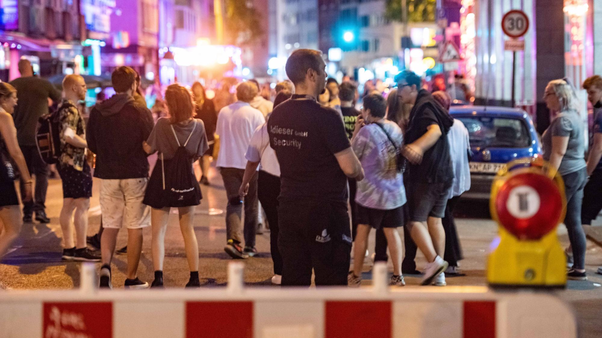Zahlreiche junge Menschen stehen nachts auf der Schaafenstraße.