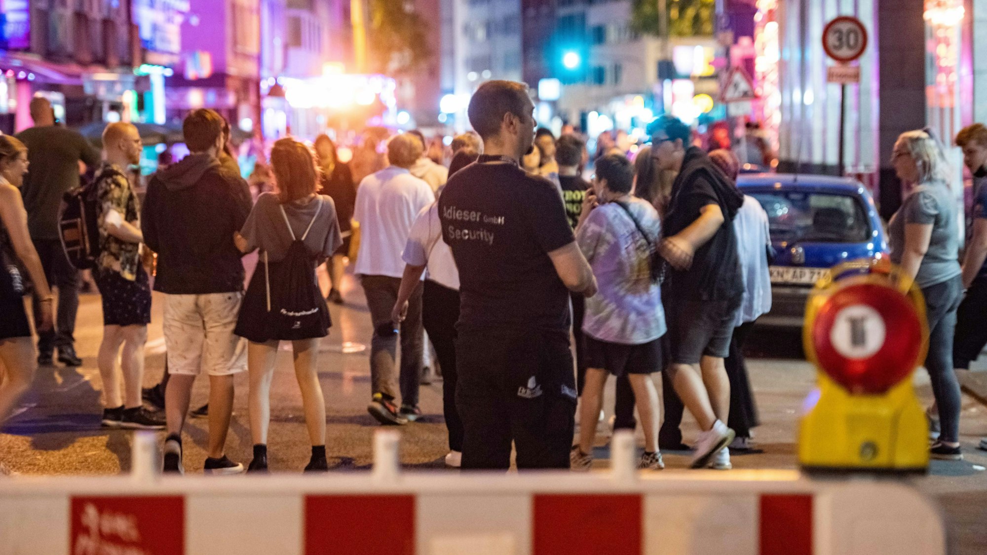 Zahlreiche junge Menschen stehen nachts auf der Schaafenstraße.