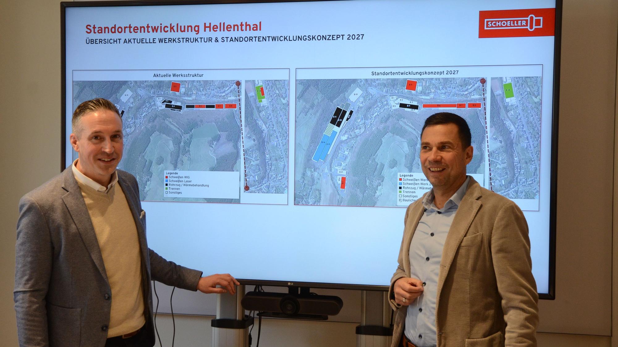Die beiden Geschäftsführer an den Plänen fürs Werk II, den ehemaligen Mannesmann-Hallen.