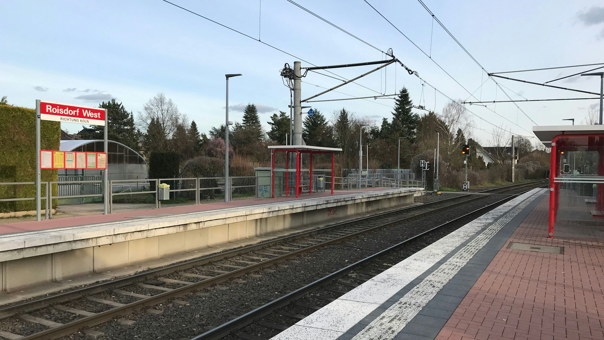 16.03.2023 Bornheim-Roisdorf: Nichts los an der Haltestelle der Stadtbahnlinie 18 in Bornheim-Roisdorf.