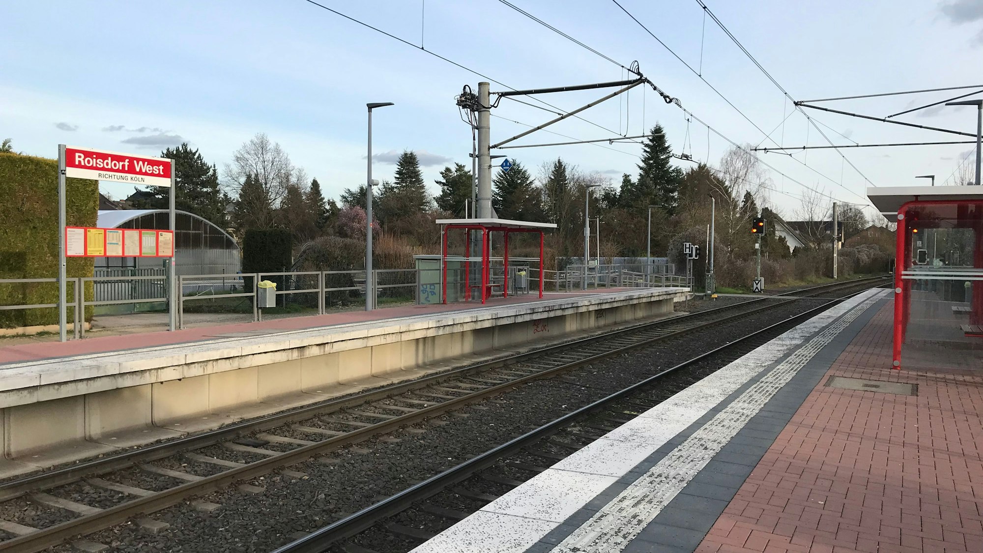 Nichts los an der Haltestelle der Stadtbahnlinie 18 in Bornheim-Roisdorf.