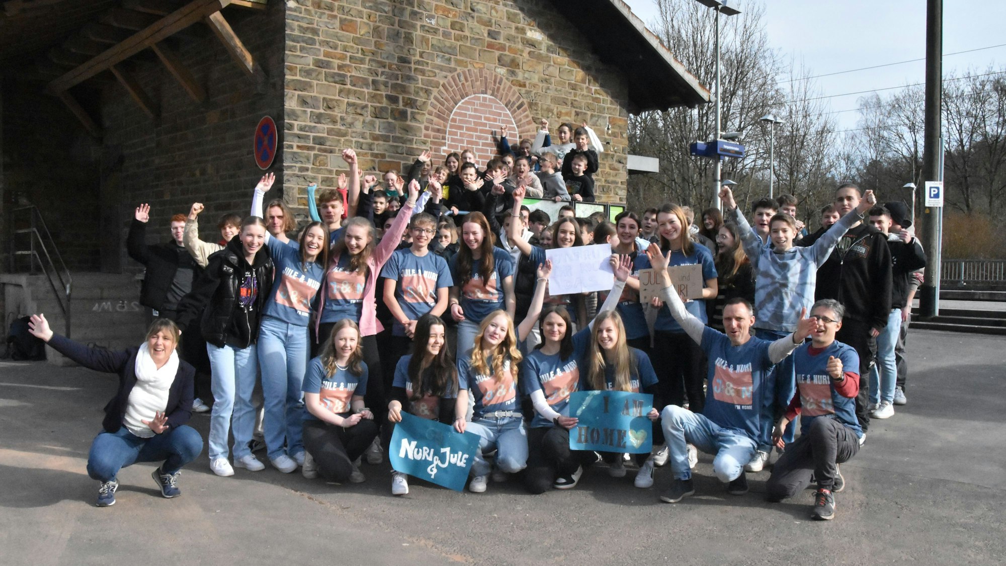 Eine Gruppe Schüler vor der Abfahrt nach Leipzig.