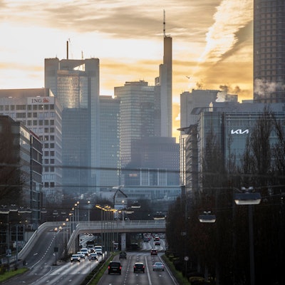 Man sieht die Skyline des Frankfurter Bankenviertels gegen den Sonnenaufgang.
