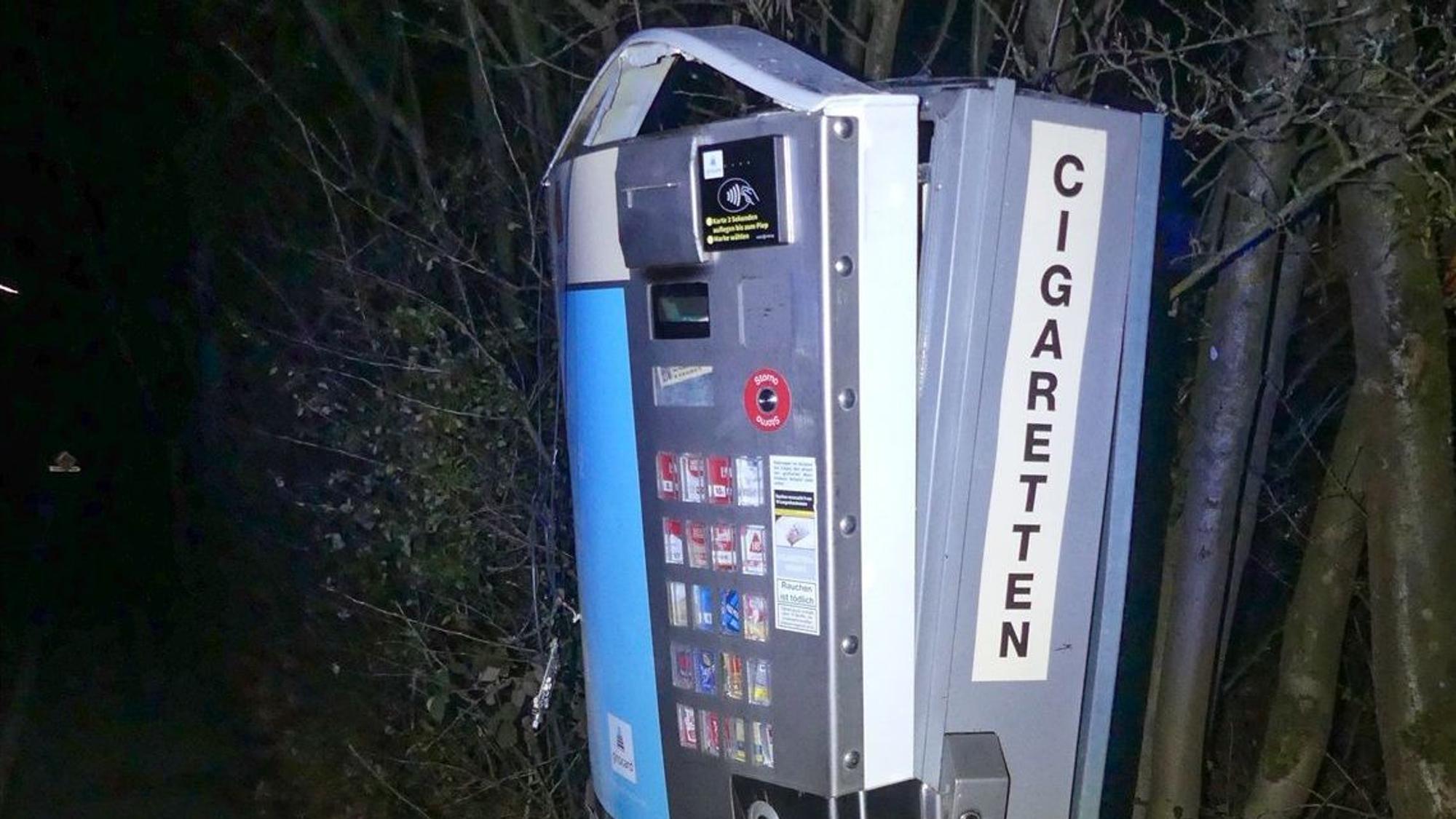 Ein gesprengter Zigarettenautomat.