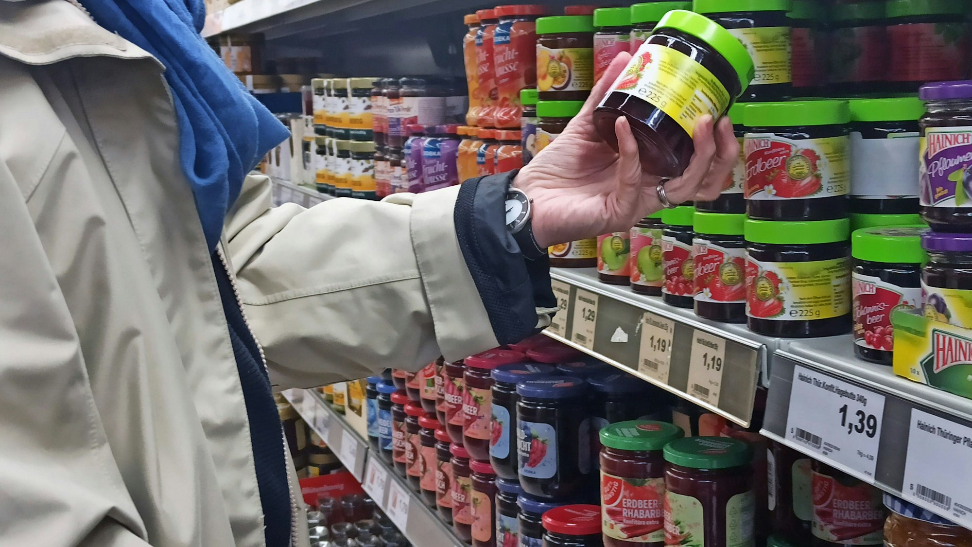 Brotaufstrich und Konfitüre in einem Supermarktregal.