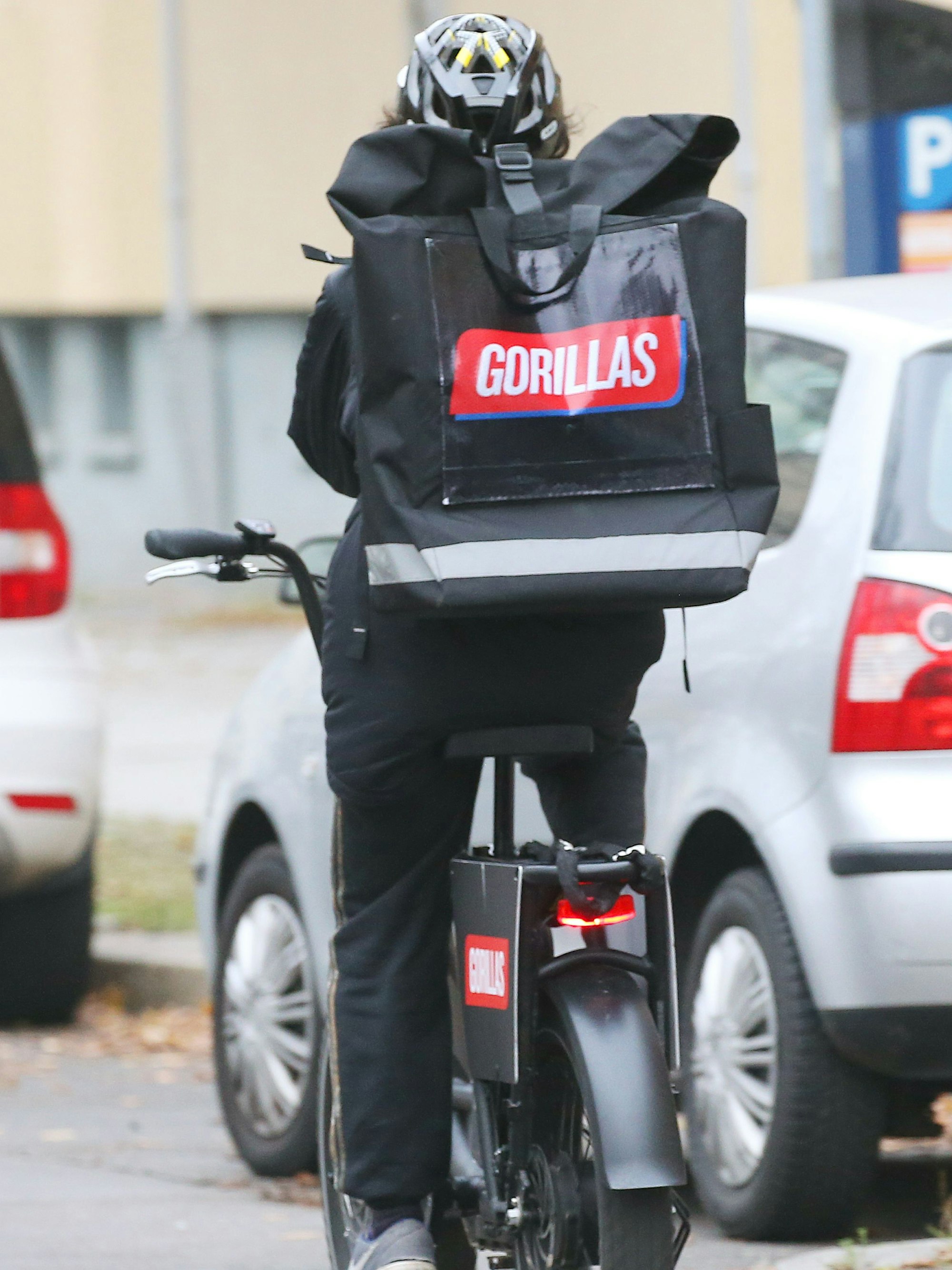 Ein Mitarbeiter des Lebensmittel-Lieferdienstes Gorillas radelt durch die Straßen der Hauptstadt.