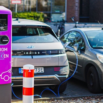 Ein Elektroauto lädt an einer neuen Ladestation in Kerpen.