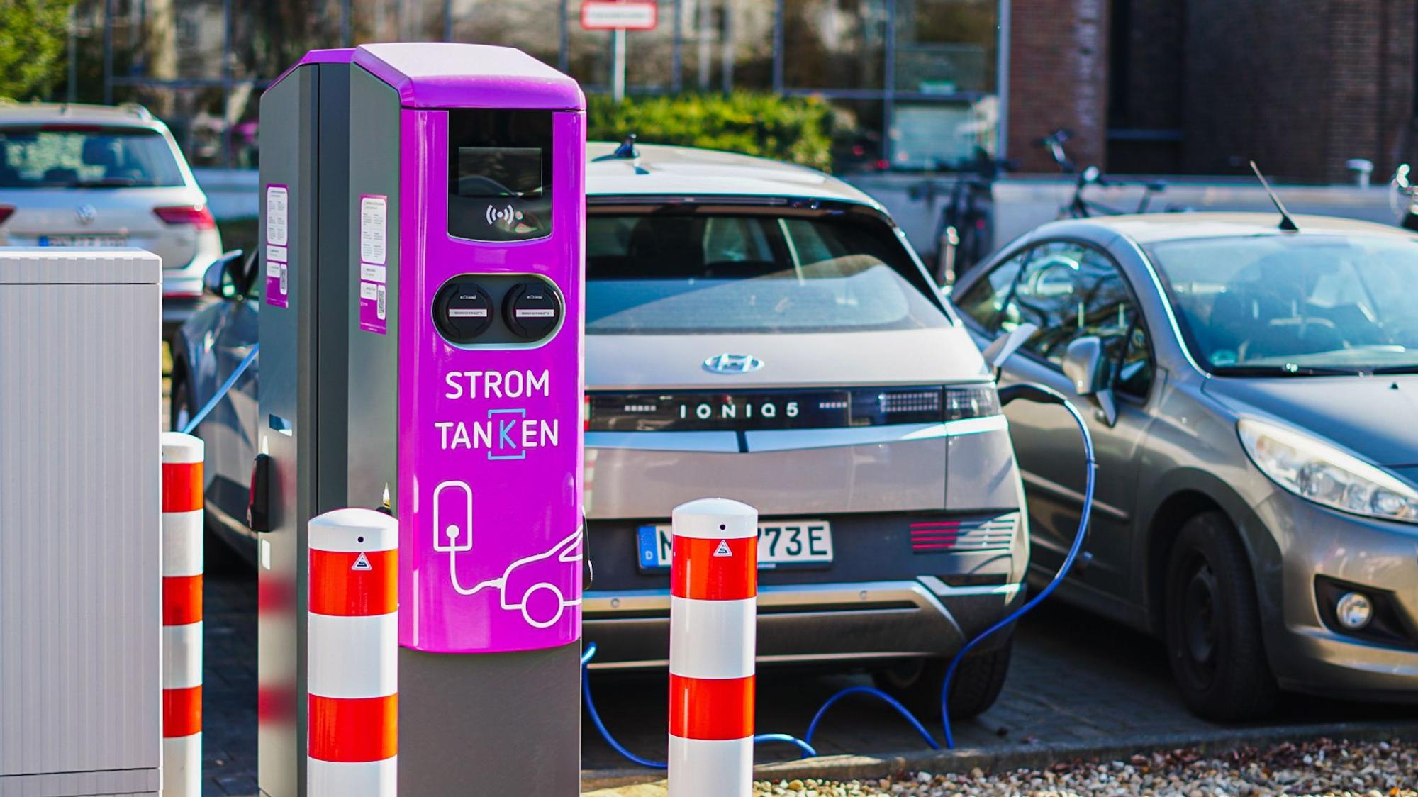 Ein Elektroauto, das an eine Ladesäule angeschlossen ist.