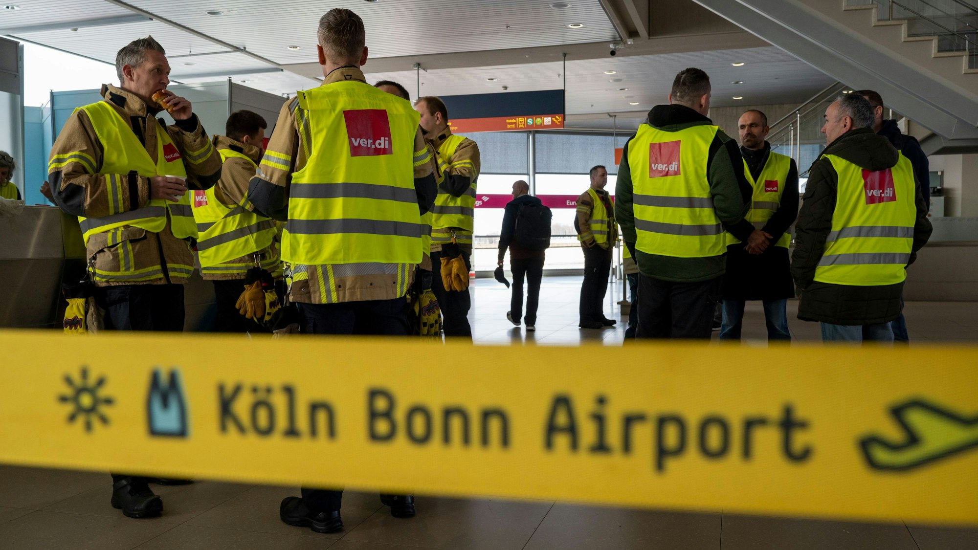 Streikende versammeln sich im Abflugbereich.