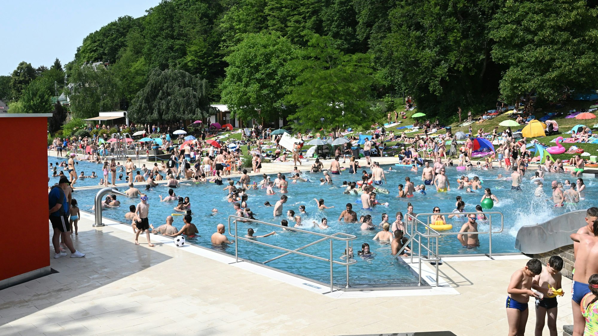 Im Freibad Hoffnungsthal war am ersten Öffnungstag ein großer Andrang.