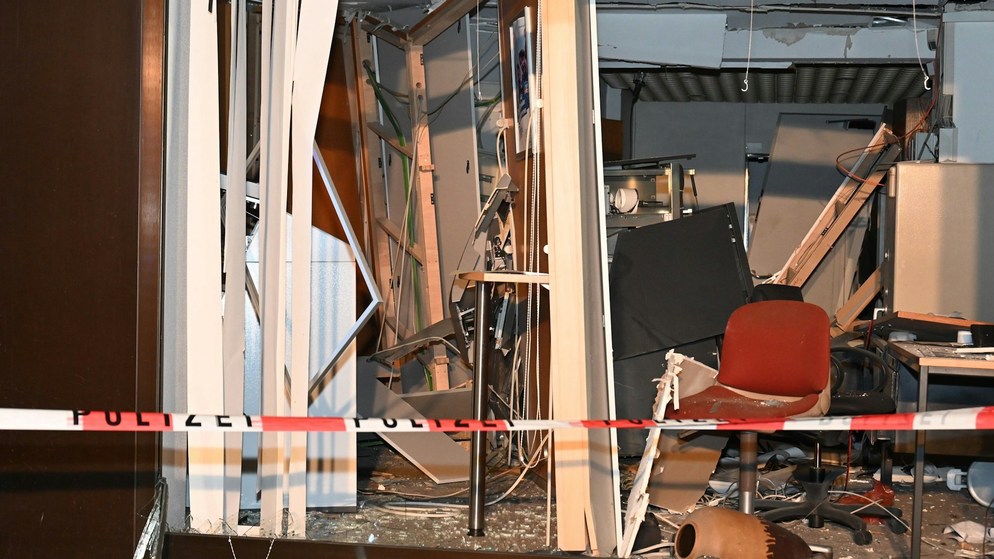 Trümmerteile und Glassplitter in der Filiale.