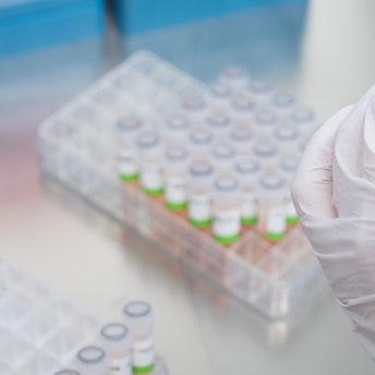 Eine biologisch-technische Assistentin mit Proben von Patienten im Labor. (Symbolbild)