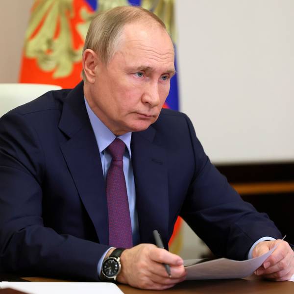 Auf diesem von der staatlichen russischen Nachrichtenagentur Sputnik via AP veröffentlichte Foto spricht Wladimir Putin, Präsident von Russland, per Videokonferenz mit dem Gouverneur der Region Sachalin in der staatlichen Residenz Nowo-Ogarjowo.