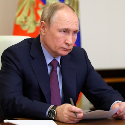 Auf diesem von der staatlichen russischen Nachrichtenagentur Sputnik via AP veröffentlichte Foto spricht Wladimir Putin, Präsident von Russland, per Videokonferenz mit dem Gouverneur der Region Sachalin in der staatlichen Residenz Nowo-Ogarjowo.