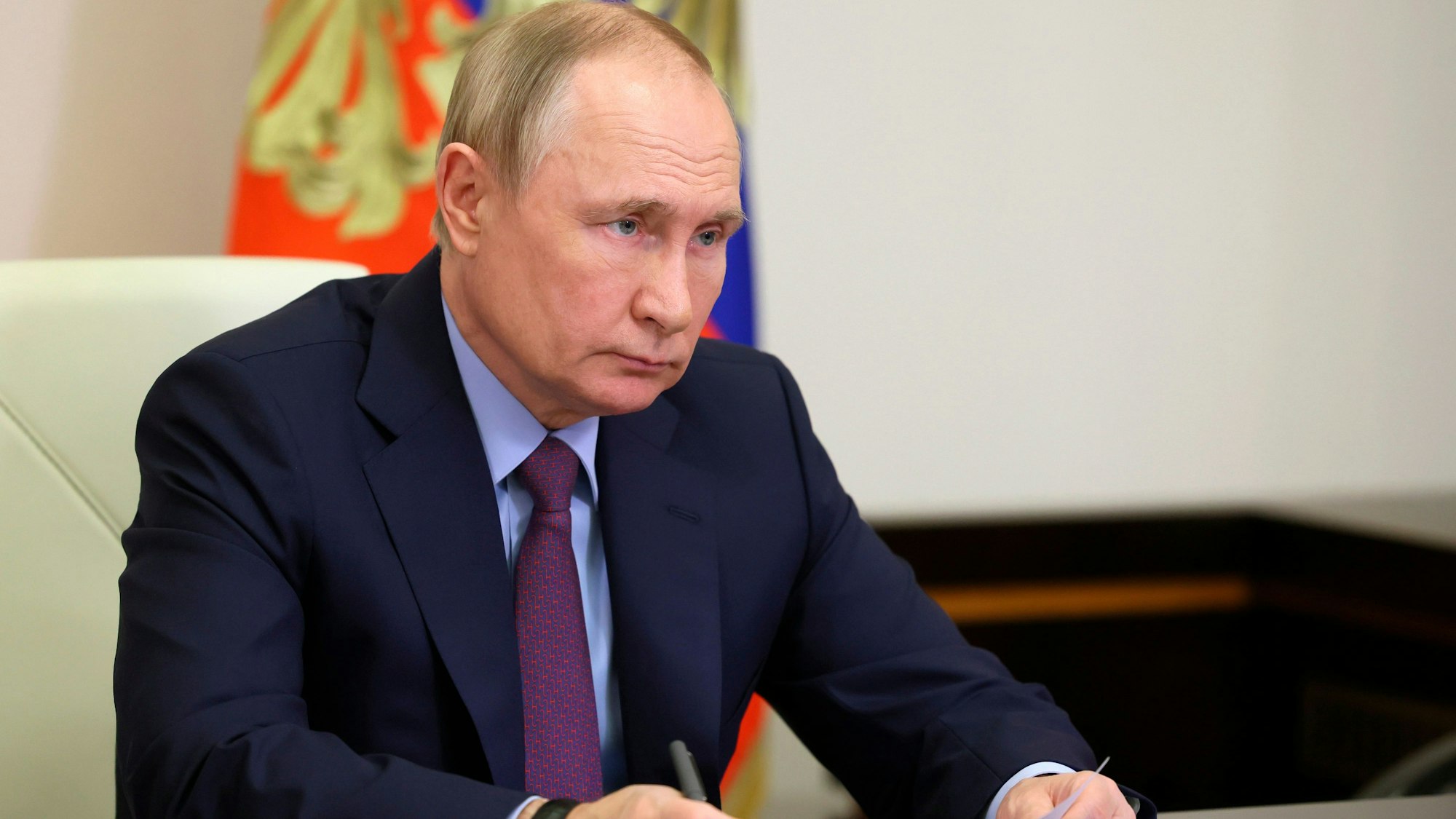 Auf diesem von der staatlichen russischen Nachrichtenagentur Sputnik via AP veröffentlichte Foto spricht Wladimir Putin, Präsident von Russland, per Videokonferenz mit dem Gouverneur der Region Sachalin in der staatlichen Residenz Nowo-Ogarjowo.