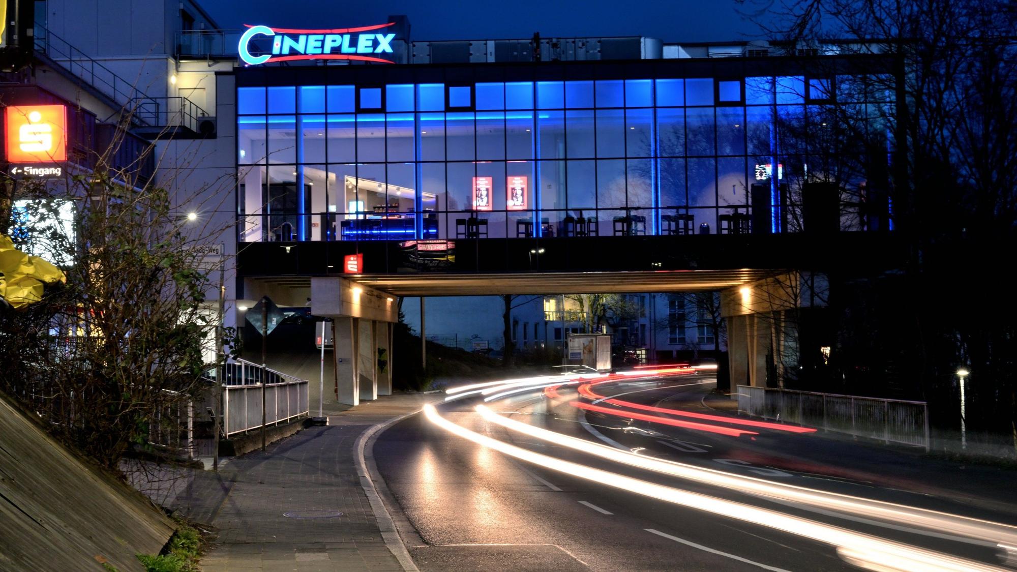 Die blau beleuchtete Überbauung des Cineplex in Bergisch Gladbach-Bensberg.