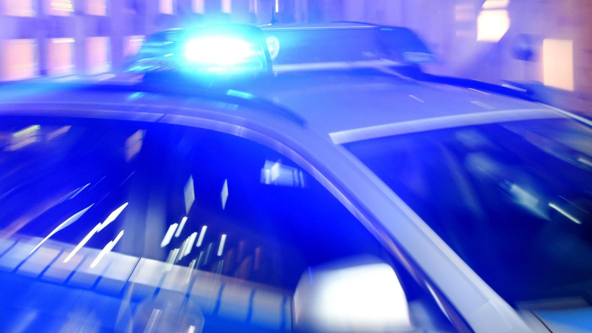 Ein Streifenwagen der Polizei mit eingeschaltetem Blaulicht.