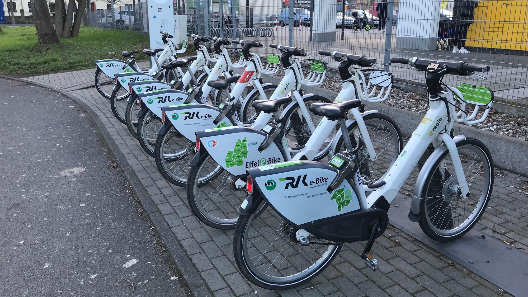 Am Roisdorfer Bahnhof stehen e-Bikes der RVK, die ausgeliehen werden können.