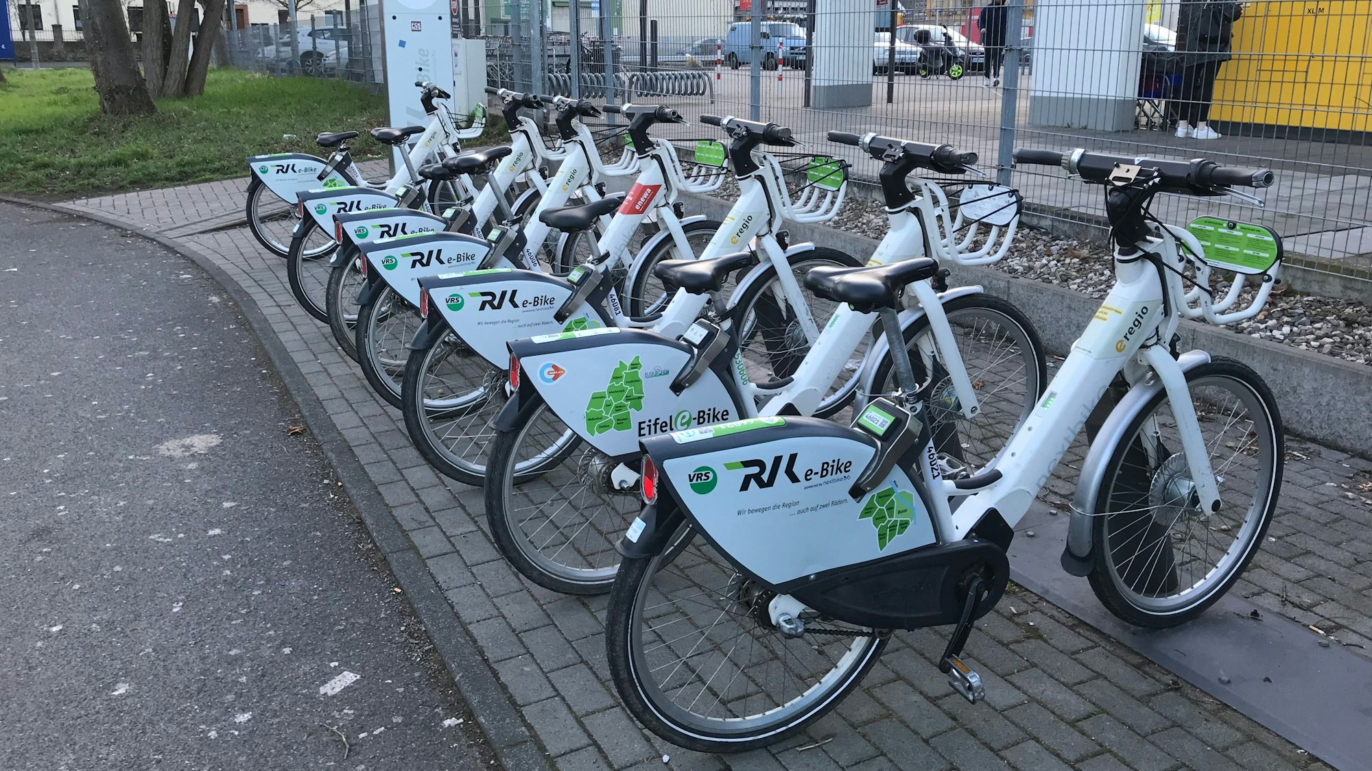 Am Roisdorfer Bahnhof stehen e-Bikes der RVK, die ausgeliehen werden können.