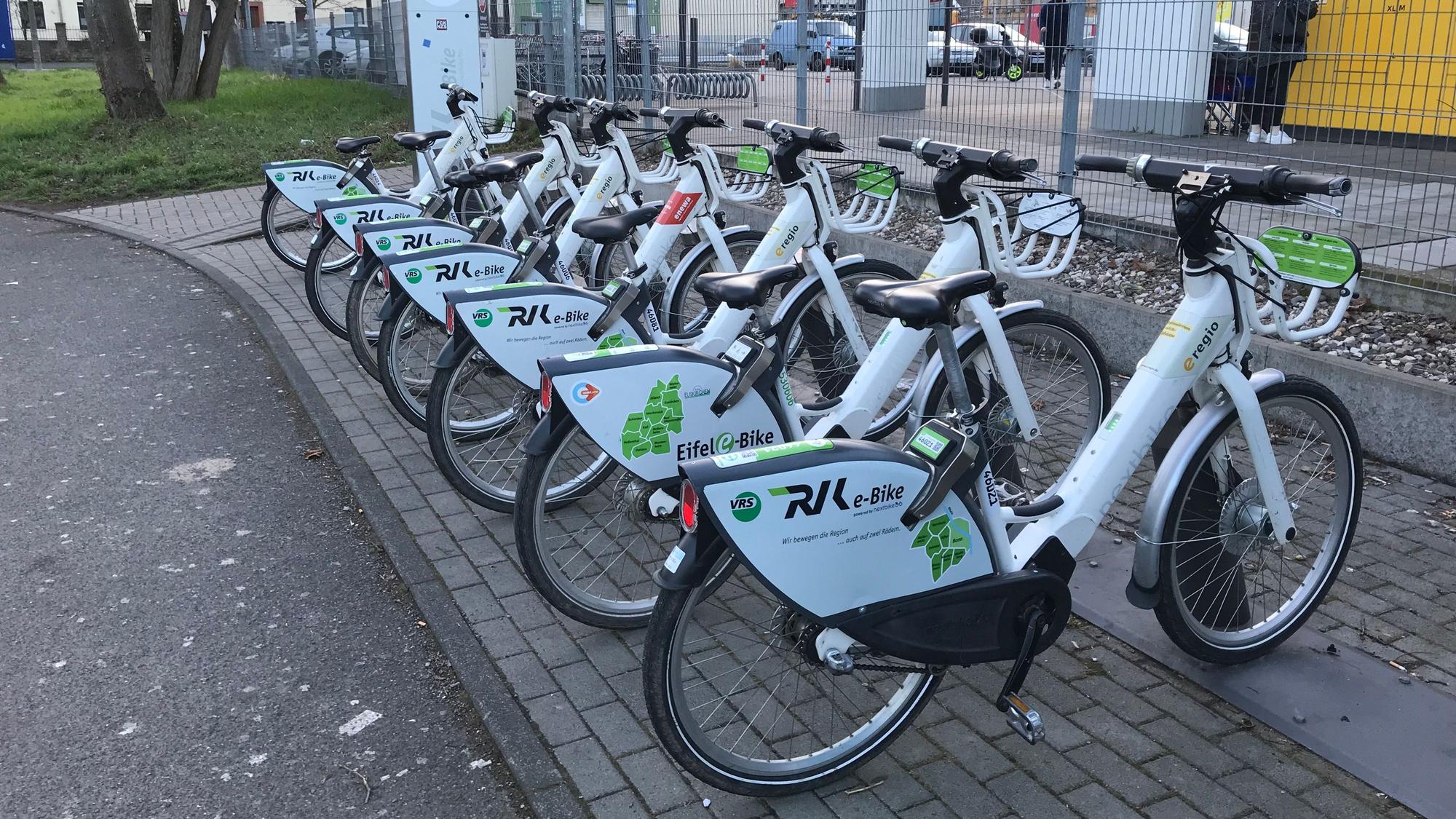 16.03.2023 Bornheim-Roisdorf: Am Roisdorfer Bahnhof stehen e-Bikes der RVK, die ausgeliehen werden können.