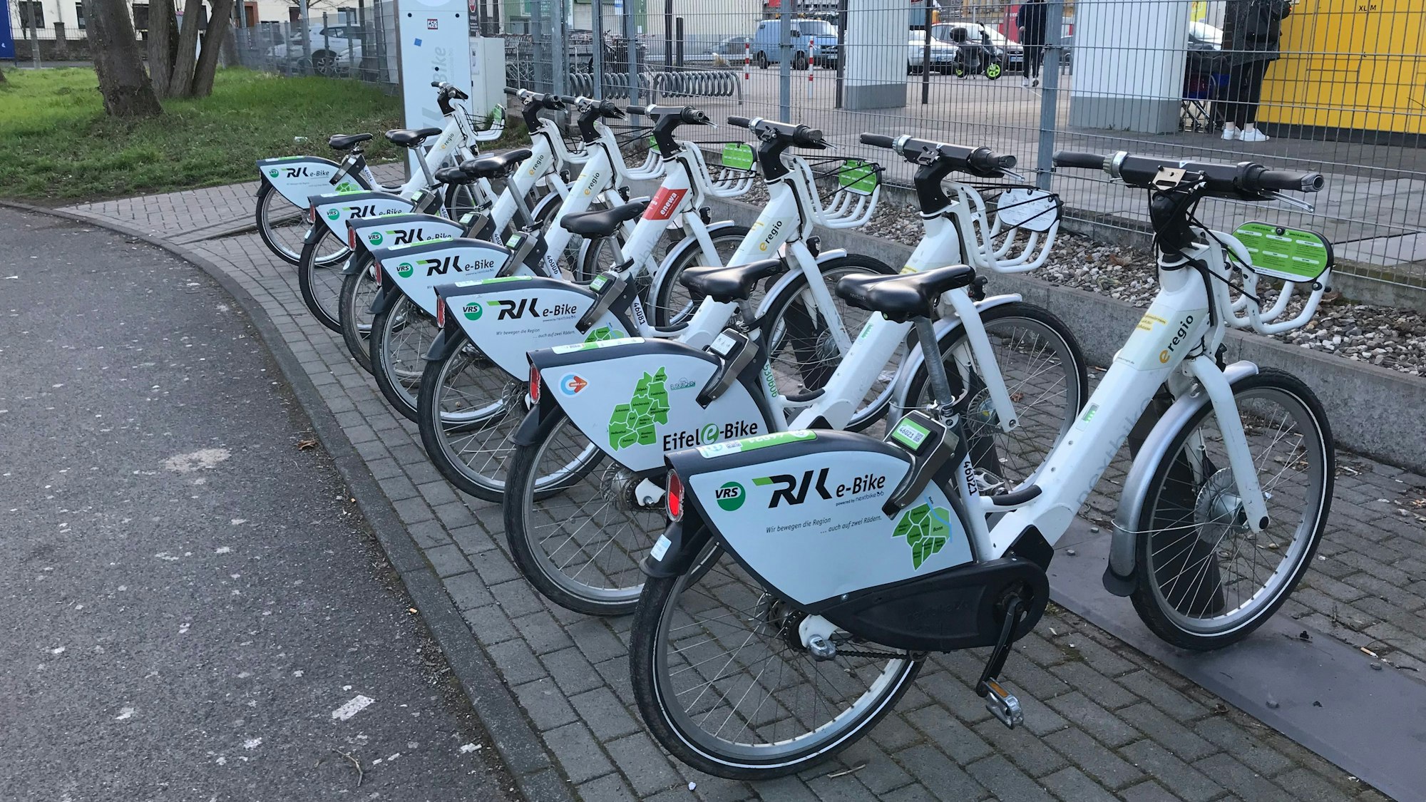 16.03.2023 Bornheim-Roisdorf: Am Roisdorfer Bahnhof stehen e-Bikes der RVK, die ausgeliehen werden können.