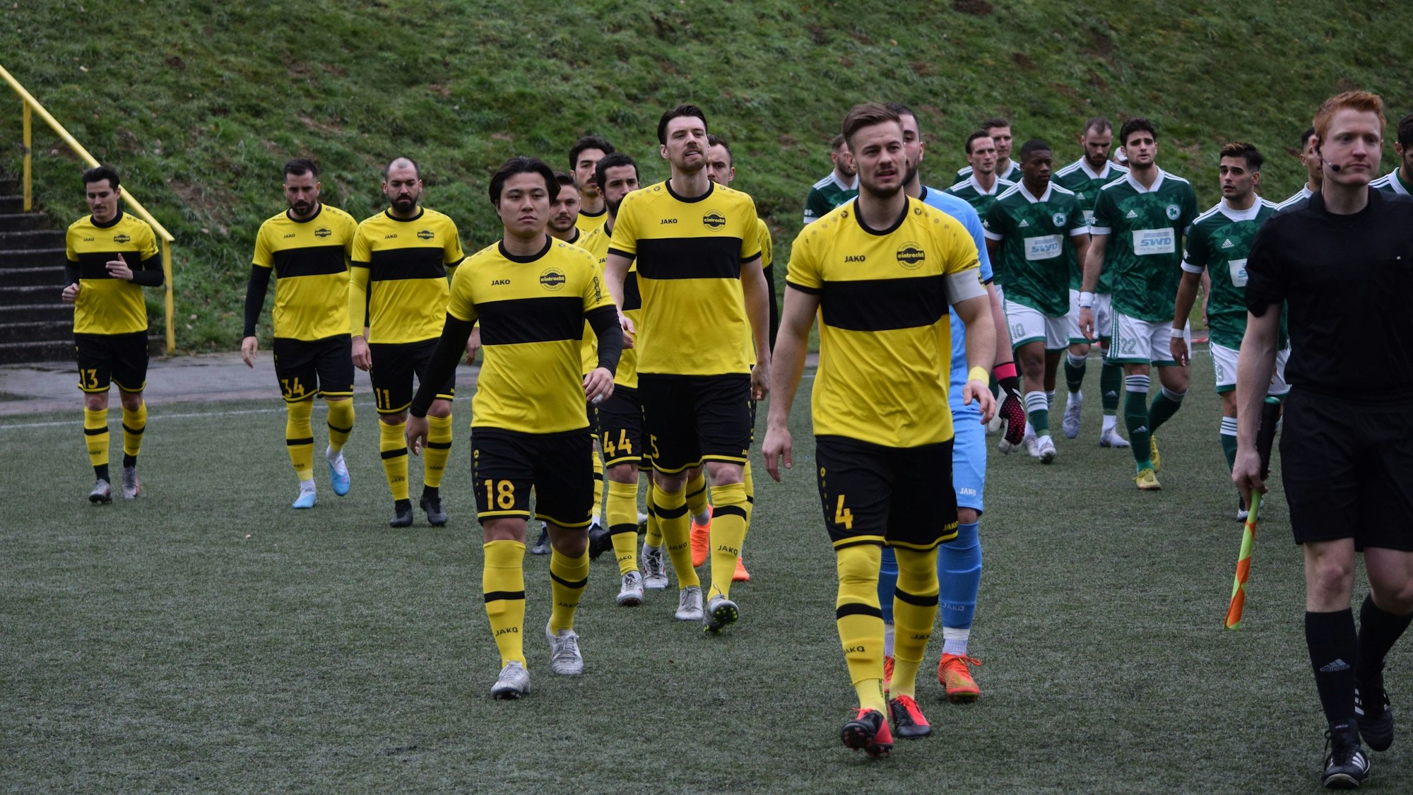 Kapitän Sven Wurm, Matti Fiedler und Shunya Hashimoto (von rechts) schreiten voran.
