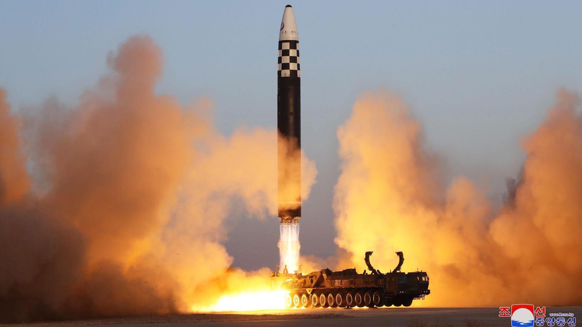 Diese von der staatlichen nordkoreanischen Nachrichtenagentur KCNA zur Verfügung gestellte Aufnahme zeigt nach Angaben von KCNA den Test einer Interkontinentalrakete vom Typ „Hwasong-17“.