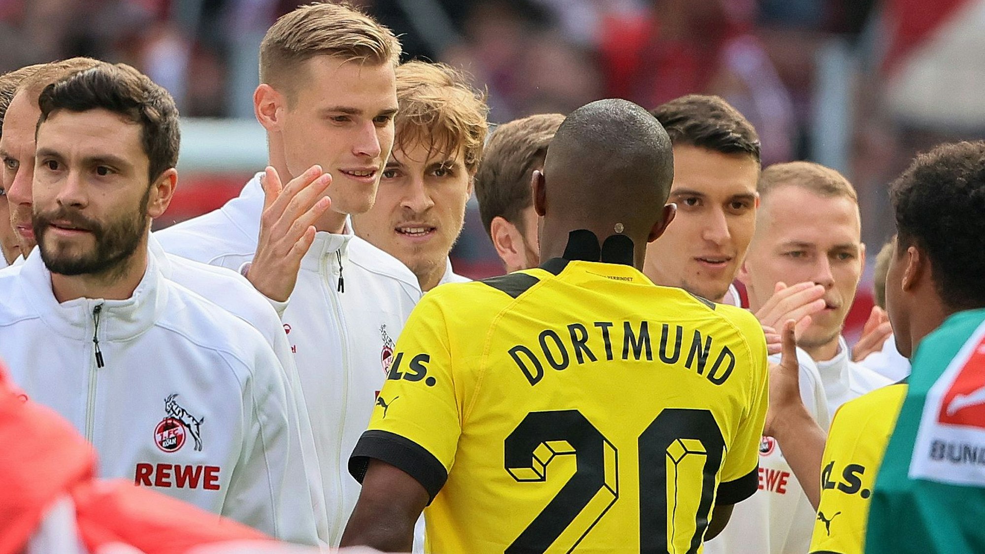 1.FC Köln vs. Borussia Dortmund, 8. Spieltag, 01.10.2022, 15.30 Uhr, Steffen Tigges (1. FC Köln) begrüßt Anthony Modeste (BVB), Bild: Herbert Bucco