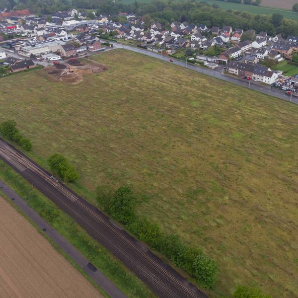 Das Luftbild zeigt die 56 Hektar große Fläche in Hausweiler, wo ein Neubaugebiet entstehen soll.