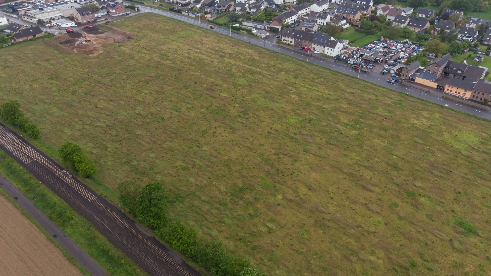 Das Luftbild zeigt die Fläche an der L194 bei Hausweiler, auf der das neue Baugebiet entstehen soll.
