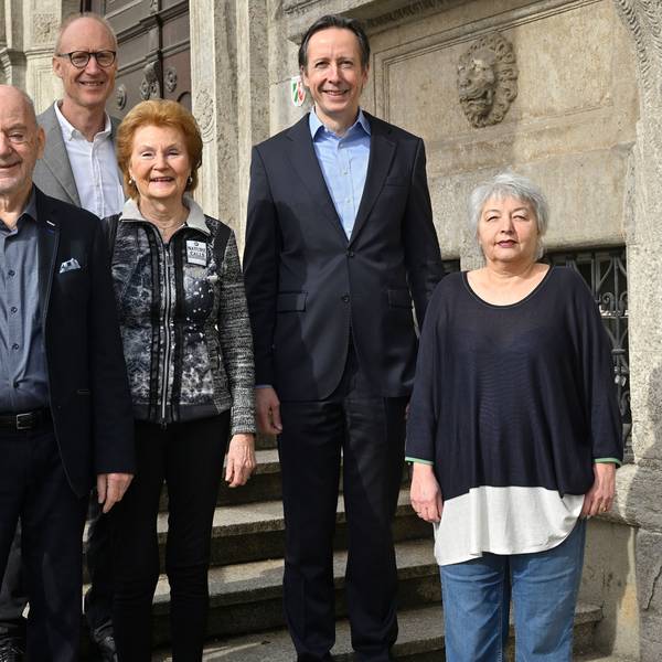 Horst Gellert, Dr. Ralph Laske, Karin Gellert (alle Gellert-Stiftung), Marc Weisener (Hahn-Gruppe) und Petra Liedmann vom Jugendamt der Stadt stehen vor einer Steintreppe.