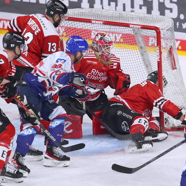 17.03.2023, Köln, Eishockey, Playoffs Penny DEL, Viertelfinale Spiel 2, Lanxess-Arena, Kölner Haie - Adler Mannheim: Moritz Müller von Kölner Haie liegt im Tor von Mirko Pantkowski, Torhüter von Kölner Haie und fängt den Angriff durch Stefan Loibl von Adler Mannheim ab. Nordrhein-Westfalen Deutschland *** 17 03 2023, Cologne, ice hockey, playoffs penny DEL, quarterfinal game 2, Lanxess Arena, Kölner Haie Adler Mannheim Moritz Müller of Kölner Haie is in the goal of Mirko Pantkowski, goalkeeper of Kölner Haie and intercepts the attack by Stefan Loibl of Adler Mannheim Nordrhein Westfalen Germany
