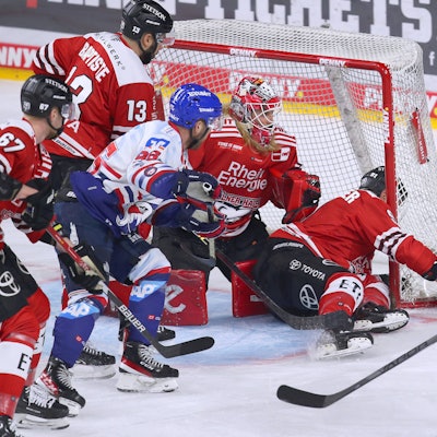 17.03.2023, Köln, Eishockey, Playoffs Penny DEL, Viertelfinale Spiel 2, Lanxess-Arena, Kölner Haie - Adler Mannheim: Moritz Müller von Kölner Haie liegt im Tor von Mirko Pantkowski, Torhüter von Kölner Haie und fängt den Angriff durch Stefan Loibl von Adler Mannheim ab. Nordrhein-Westfalen Deutschland *** 17 03 2023, Cologne, ice hockey, playoffs penny DEL, quarterfinal game 2, Lanxess Arena, Kölner Haie Adler Mannheim Moritz Müller of Kölner Haie is in the goal of Mirko Pantkowski, goalkeeper of Kölner Haie and intercepts the attack by Stefan Loibl of Adler Mannheim Nordrhein Westfalen Germany