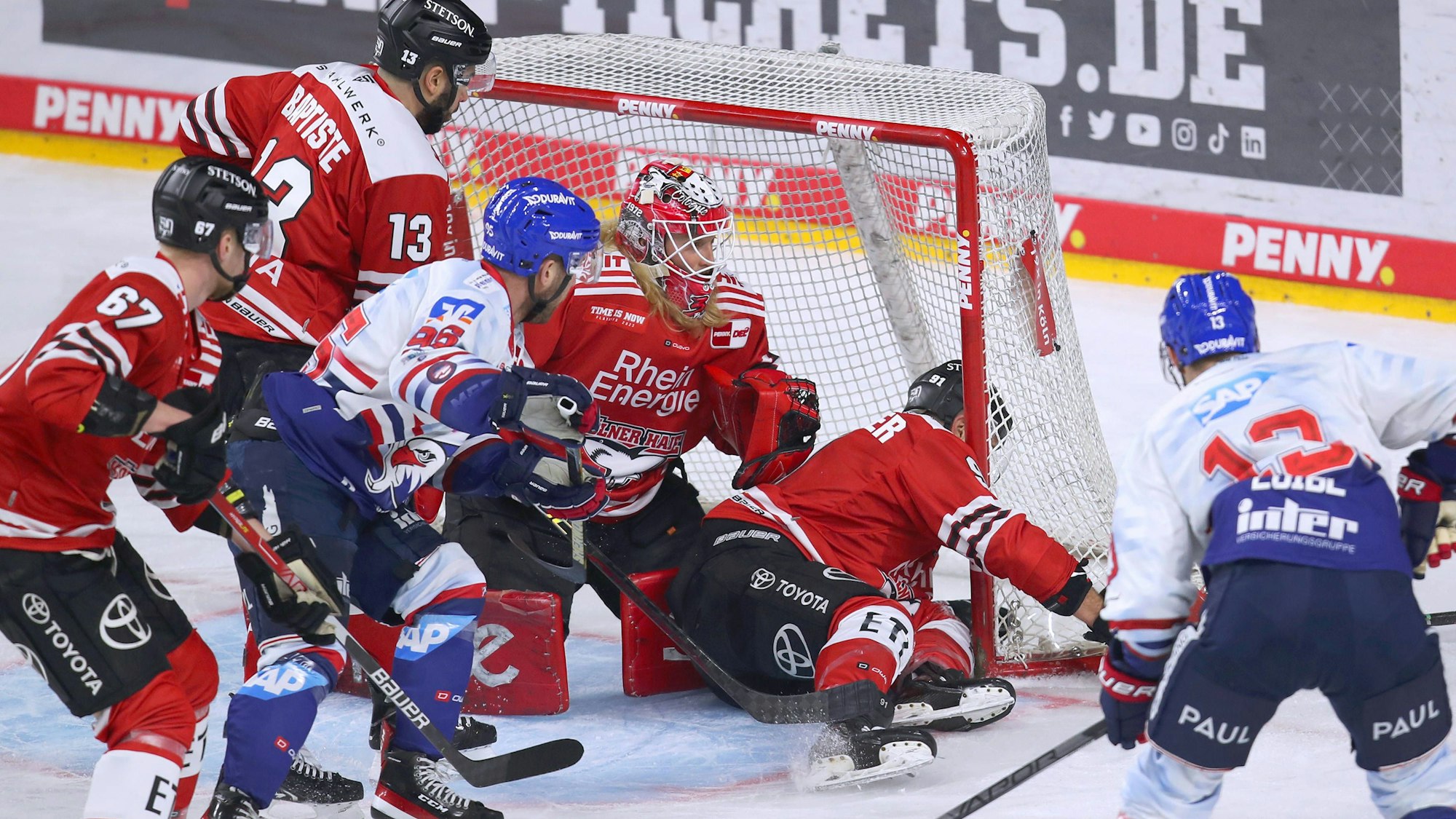 17.03.2023, Köln, Eishockey, Playoffs Penny DEL, Viertelfinale Spiel 2, Lanxess-Arena, Kölner Haie - Adler Mannheim: Moritz Müller von Kölner Haie liegt im Tor von Mirko Pantkowski, Torhüter von Kölner Haie und fängt den Angriff durch Stefan Loibl von Adler Mannheim ab. Nordrhein-Westfalen Deutschland *** 17 03 2023, Cologne, ice hockey, playoffs penny DEL, quarterfinal game 2, Lanxess Arena, Kölner Haie Adler Mannheim Moritz Müller of Kölner Haie is in the goal of Mirko Pantkowski, goalkeeper of Kölner Haie and intercepts the attack by Stefan Loibl of Adler Mannheim Nordrhein Westfalen Germany